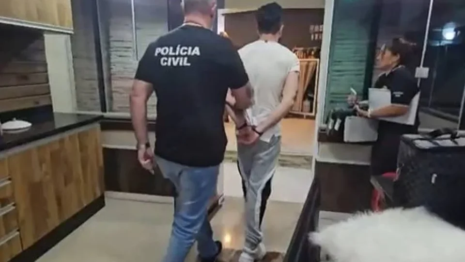 Dentista é preso suspeito de forçar companheira a tatuar o nome dele dez vezes em SC