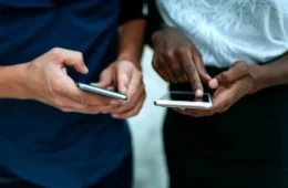 Internet é principal meio de acesso à informação no Brasil, mas deepfakes e desconfiança ameaçam ambiente informacional