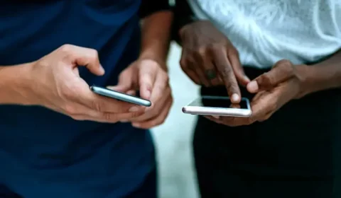 Internet é principal meio de acesso à informação no Brasil, mas deepfakes e desconfiança ameaçam ambiente informacional