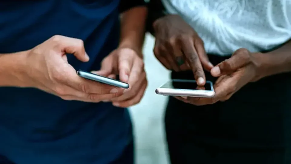 Internet é principal meio de acesso à informação no Brasil, mas deepfakes e desconfiança ameaçam ambiente informacional