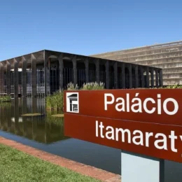Itamaraty barra enviados de Trump e vê elo com ofensiva de Flávio contra urnas