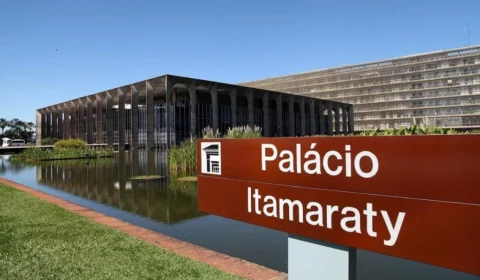 Itamaraty barra enviados de Trump e vê elo com ofensiva de Flávio contra urnas