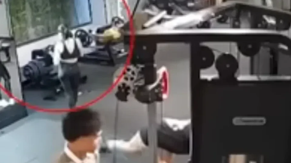 Jovem de 19 anos quebra os dois joelhos durante exercício em academia no DF