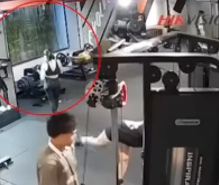 Jovem de 19 anos quebra os dois joelhos durante exercício em academia no DF