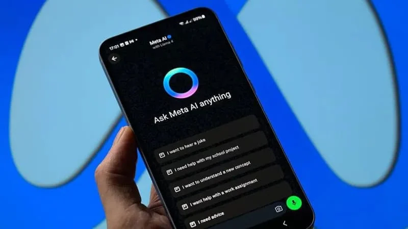 Mão segurando um celular que mostra a interface de interação da Meta AI. Este elemento visual exemplifica como as interações diretas e mensagens enviadas ao chatbot são armazenadas pela empresa para personalizar a experiência e treinar modelos de linguagem.
