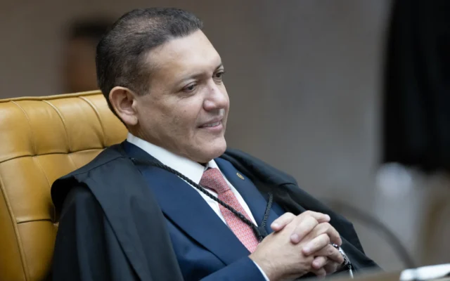 Nunes Marques manda tirar do ar pesquisa que apontou queda de Flávio Bolsonaro