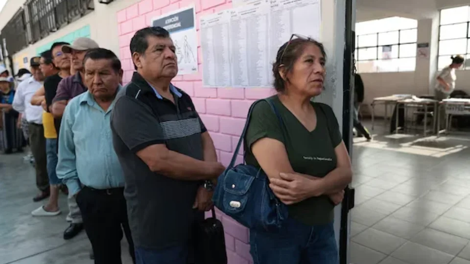 Peru prorroga votação presidencial após falhas na distribuição de cédulas