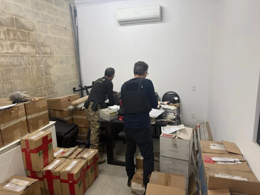 Ao todo, agentes cumprem 45 mandados; Justiça ordenou afastamento de 25 servidores da Receita - Foto: Divulgação/PF