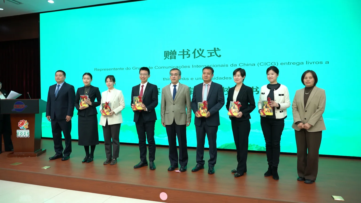 “O Povo Brasileiro” de Darcy Ribeiro, em mandarim, é entregue a seis instituições chinesas, durante a cerimônia de lançamento do livro na sede do Grupo de Comunicações Internacionais da China (GCIC), em Pequim – 9 de abril de 2026. | Crédito: Jiang Chenxing / Brasil de Fato