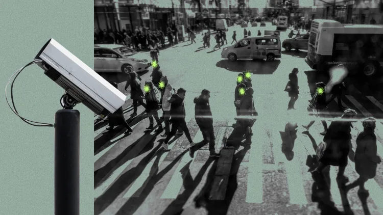 Tecnologia vigilância Uma câmara de segurança monitoriza o movimento de pessoas numa faixa de pedestres. Esta vigilância constante reflete que a inovação tecnológica não é neutra, pois carrega escolhas políticas e relações de poder que decidem quem deve ser observado e sob quais critérios de controlo