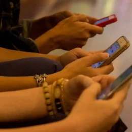 Reino Unido veta acesso de menores de 16 anos a redes sociais, anuncia premiê