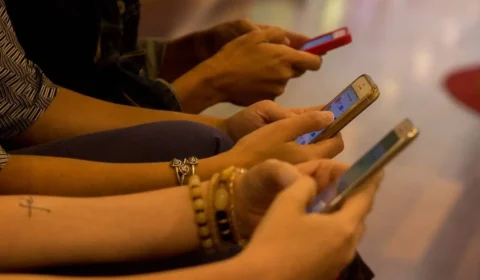 Reino Unido veta acesso de menores de 16 anos a redes sociais, anuncia premiê