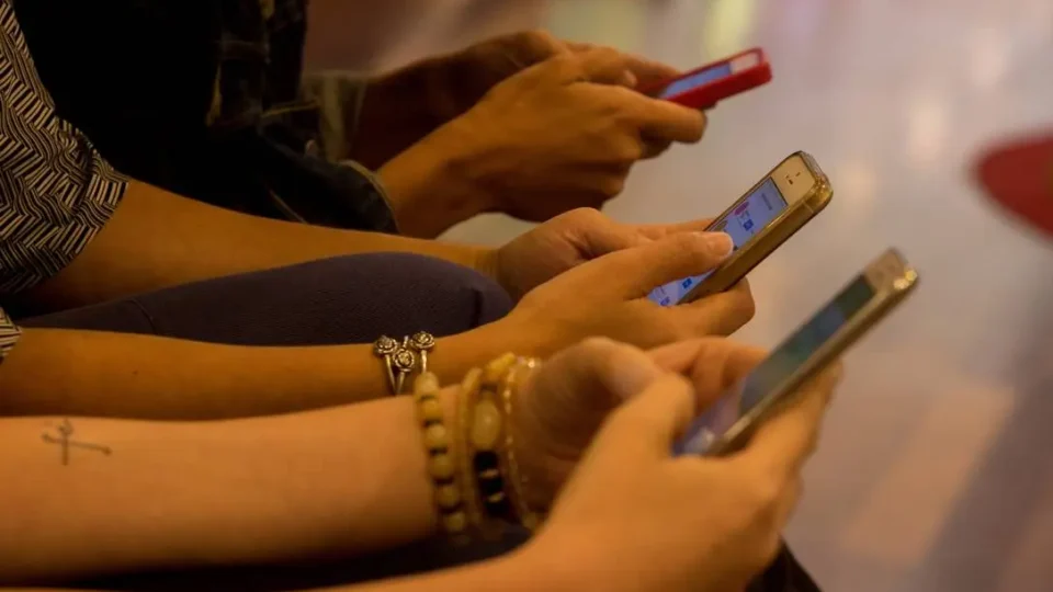 Reino Unido veta acesso de menores de 16 anos a redes sociais, anuncia premiê
