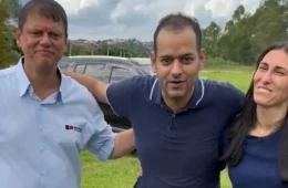 Tarcísio grava vídeo com investigado por violência política com arma