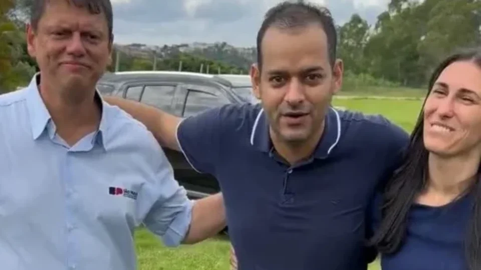 Tarcísio grava vídeo com investigado por violência política com arma