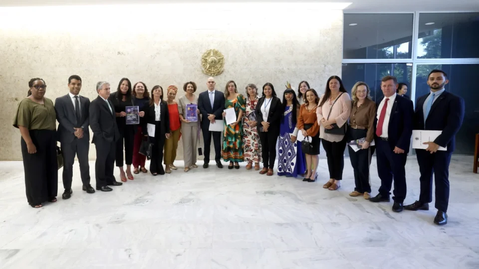 Deputados se reúnem com Moraes para defender lei de igualdade salarial