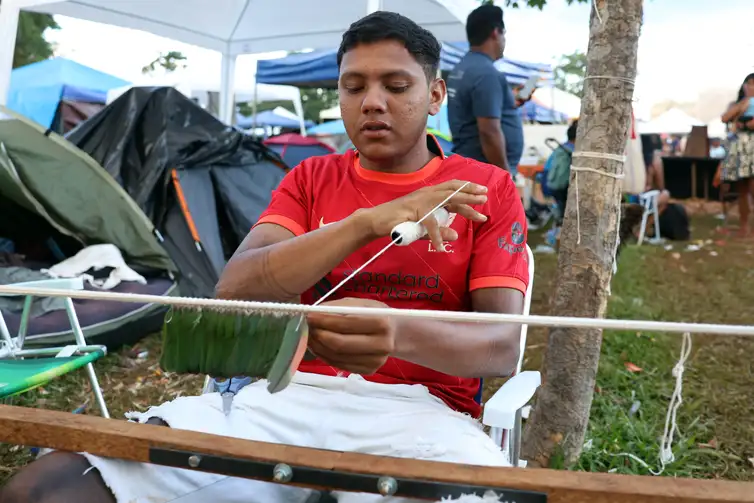 Aaloa Fulni-o se destaca pela habilidade com que produz um cocar- Valter Campanato/Agência Brasil