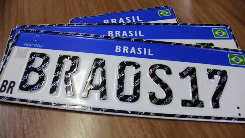 Projeto propõe mudança nas placas de veículos no Brasil; entenda