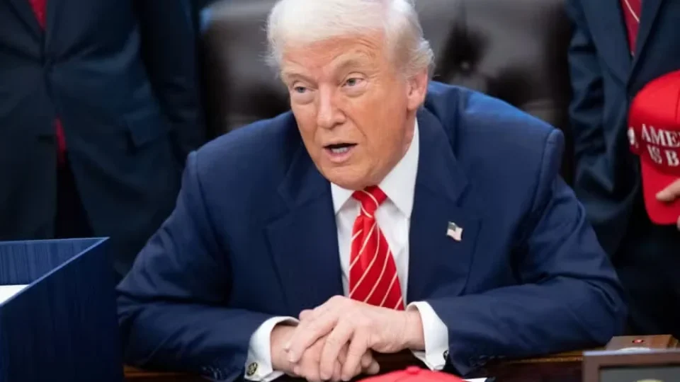 Trump suspende operação no Estreito de Ormuz para concluir acordo com o Irã