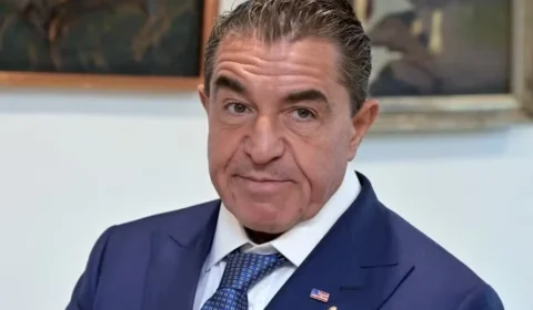 Gleisi propõe declarar aliado de Trump persona non grata no Brasil