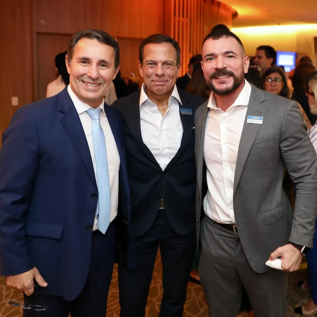 Antonio Carlos dos Santos (esq) e Aguinaldo Ballon (dir) posam com João Doria durante evento do Lide: cúpula da Cedae é ligada a Cláudio Castro