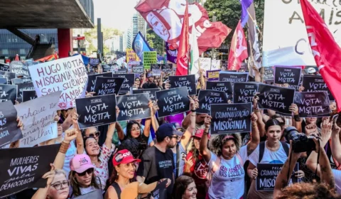 Mulheres ocupam a Paulista em defesa de projeto que criminaliza a misoginia
