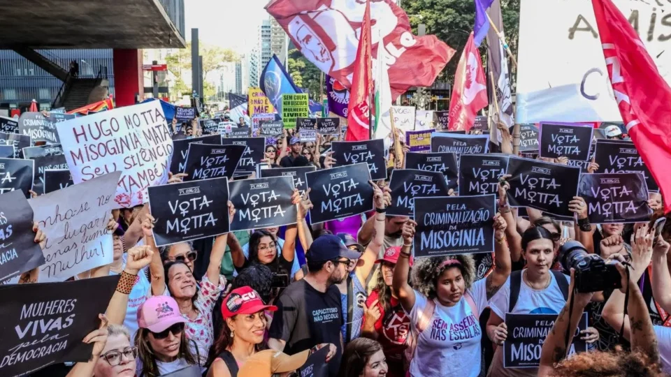 Mulheres ocupam a Paulista em defesa de projeto que criminaliza a misoginia