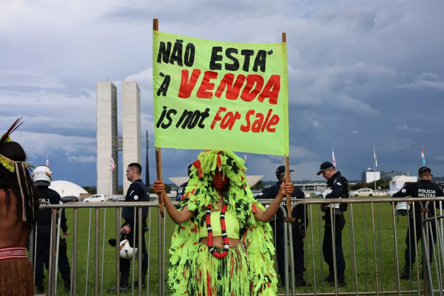 Povos indígenas marcham em Brasília para exigir demarcação de terras ao governo brasileiro