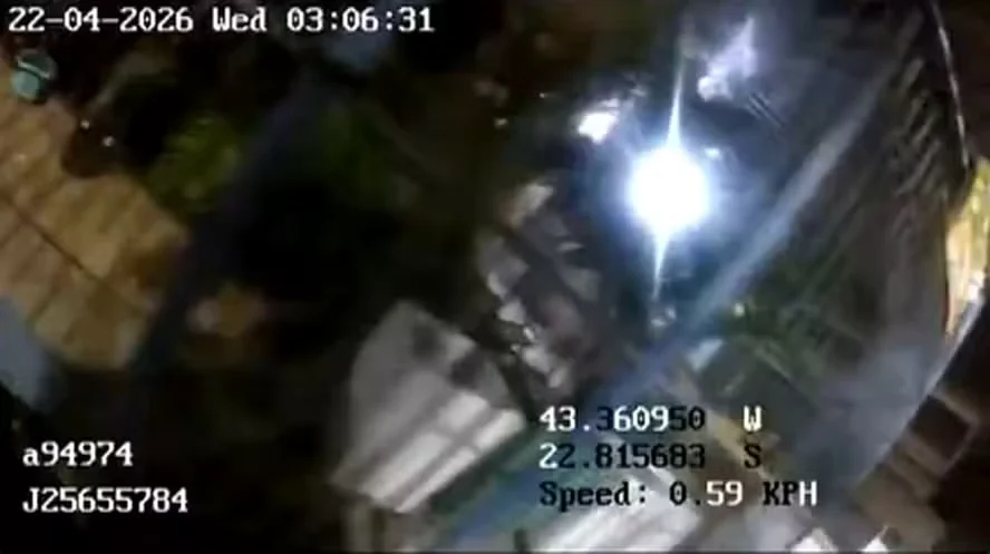 Câmeras corporais obtidas pelo Fantástico, da TV Globo, mostram execução de empresário na Pavuna e os PMs combinando a versão — Foto: Reprodução/ TV Globo