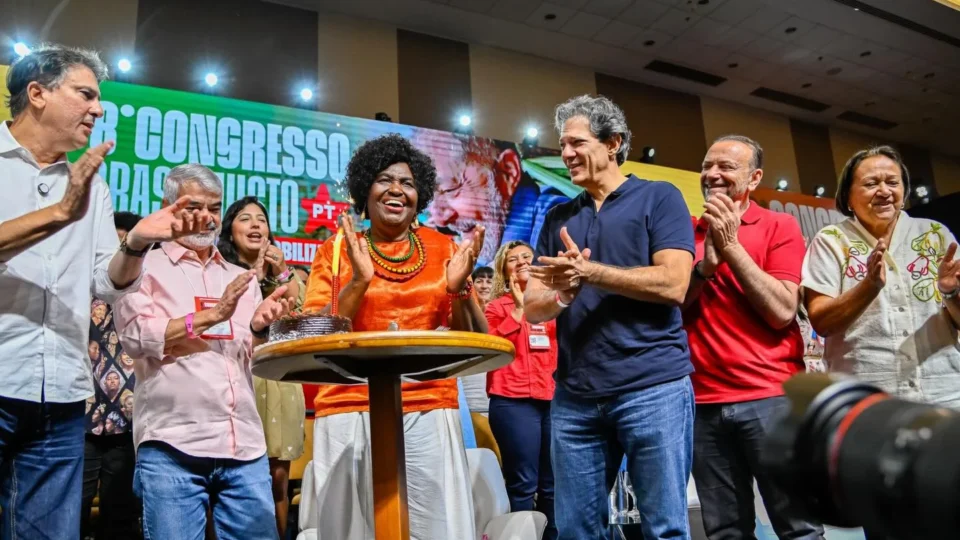 PT suaviza propostas em manifesto para tentar atrair apoio do centro à reeleição de Lula
