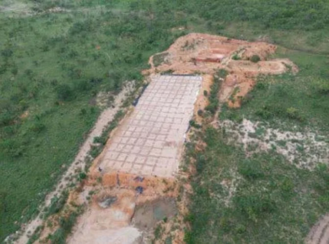 De acordo com o Ibama, o cianeto, substância extremamente tóxica, tem sido usada no lugar do mercúrio para o refino do minério no entorno da TI Sararé. Em novembro de 2024, em um dos locais fiscalizados, o órgãoencontrou uma bacia de cianetação. (Foto: Ibama)