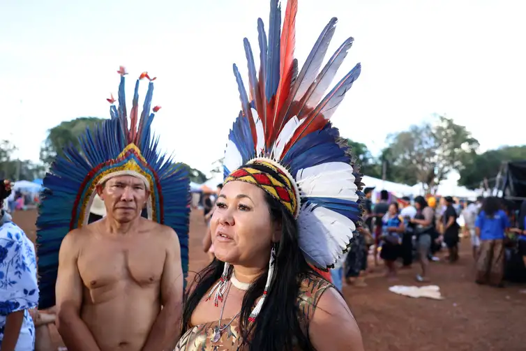  Ahnã Pataxó relata que tem que recorrer ao zoológico para recolher penas - Valter Campanato/Agência Brasil