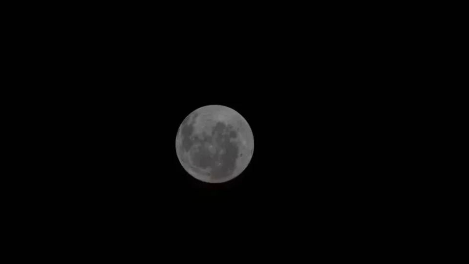 Astronautas da Artemis 2 captam imagem inédita da Lua feita por humanos
