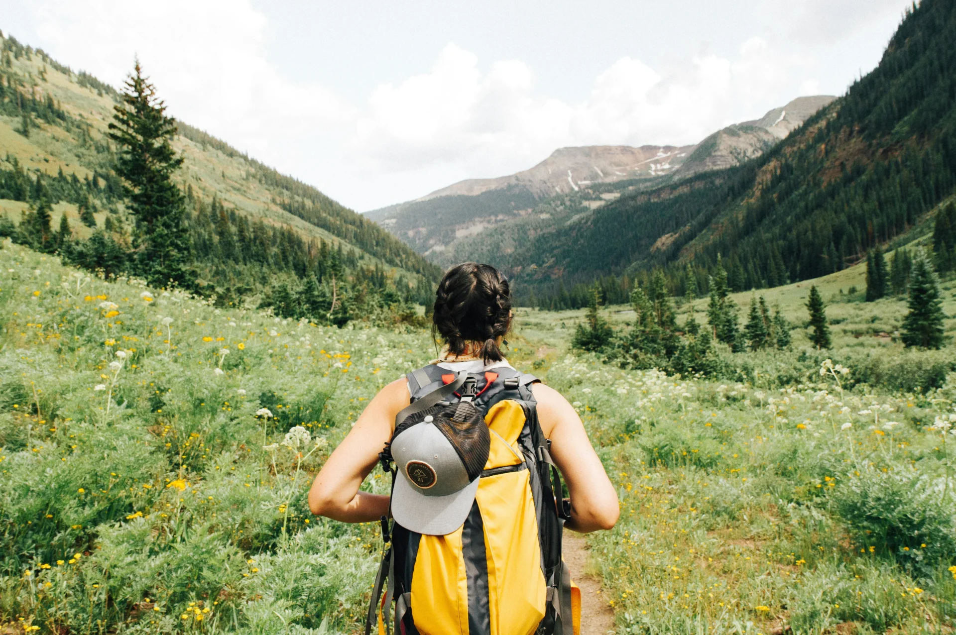 holly-mandarich-montanha-escalada-mulher-unsplash