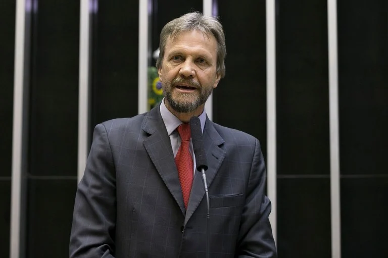 ‘Algoritmo das bets é preparado para viciar’, diz líder do PT ao propor proibição