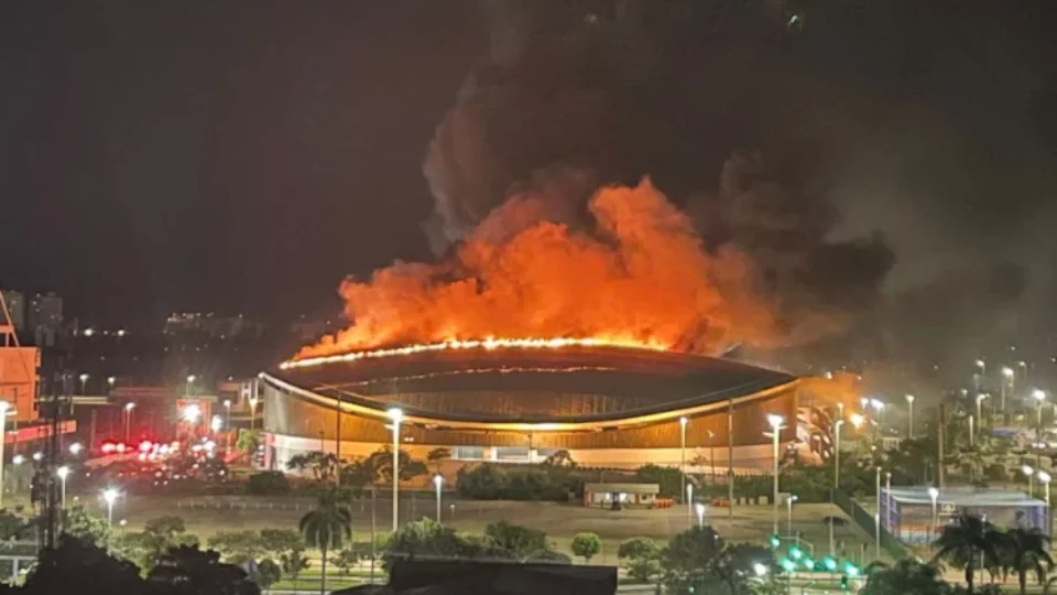Fogo em velódromo do Rio atinge museu olímpico e destrói cobertura