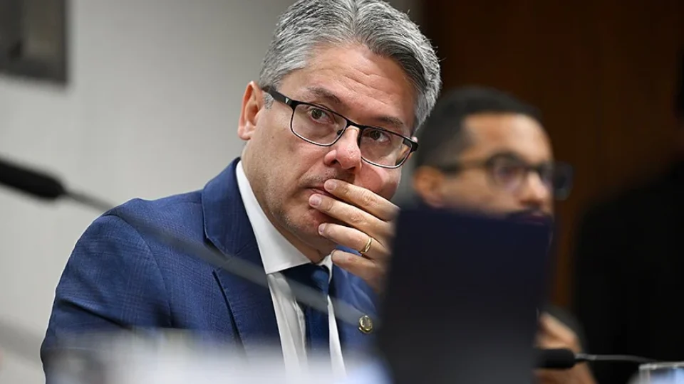 O senador Alessandro Vieira discursando no plenário do Senado Federal em Brasília.