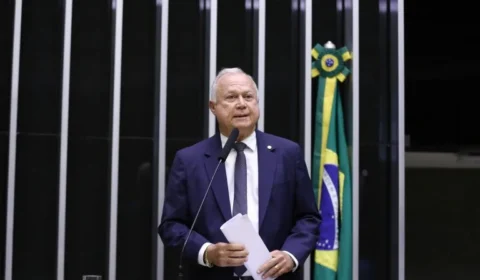Relator vota pela admissibilidade da PEC 6×1, mas votação é adiada a pedido da oposição