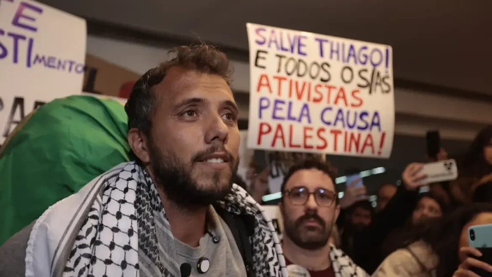 Ativista brasileiro é deportado da Argentina por ordem de Milei