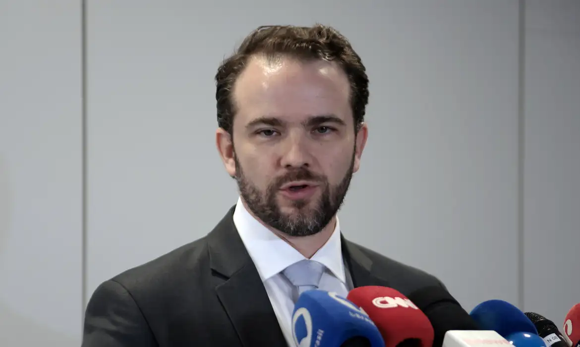 Novo Desenrola permitirá uso do FGTS para renegociação de dívidas, diz ministro