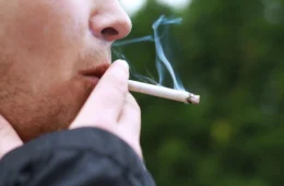 Reino Unido implementa nova lei que visa impedir jovens de fumar para sempre