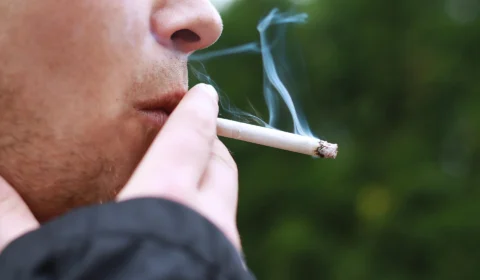 Reino Unido implementa nova lei que visa impedir jovens de fumar para sempre