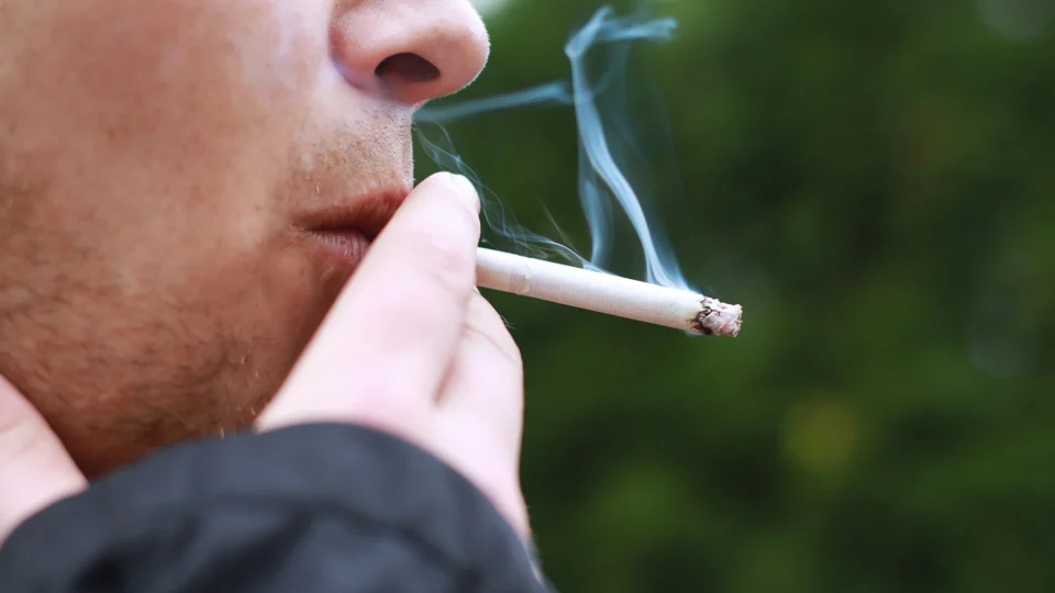 Reino Unido implementa nova lei que visa impedir jovens de fumar para sempre