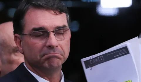 Com série de ações na Justiça, Flávio Bolsonaro tenta intimidar críticos das redes sociais