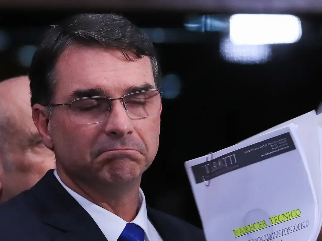 Com série de ações na Justiça, Flávio Bolsonaro  tenta intimidar críticos das redes sociais