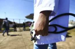 Atrasado em relação ao mundo, Brasil prepara plano de atualização de médicos já formados