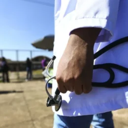 Governo consegue atrasar pauta-bomba que eleva piso de médicos a R$ 13,6 mil
