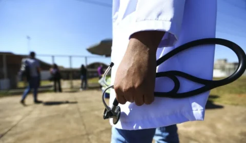 Atrasado em relação ao mundo, Brasil prepara plano de atualização de médicos já formados