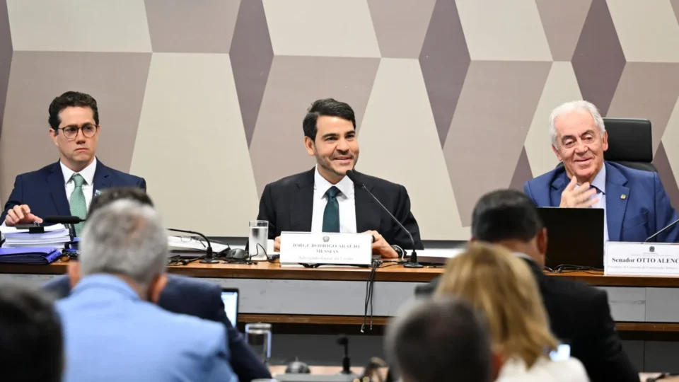 Messias diz ser contra o aborto e que só pediu prisões no 8 de Janeiro por dever do cargo