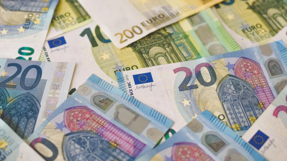 Brasil capta € 5 bilhões no mercado europeu em maior emissão de títulos internacionais